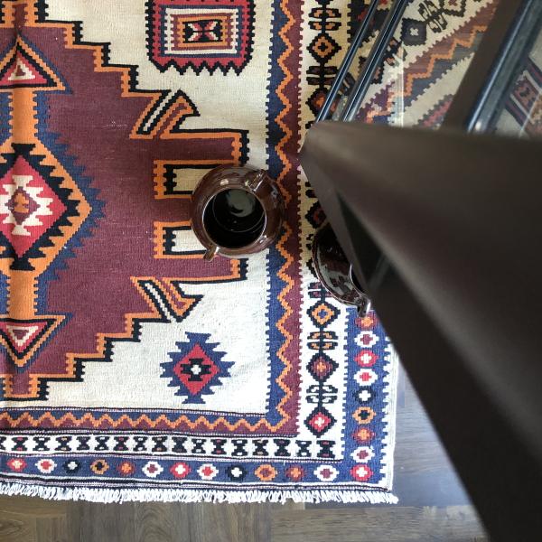 Alfombra de kilim tejida a mano con diseño geométrico y flecos